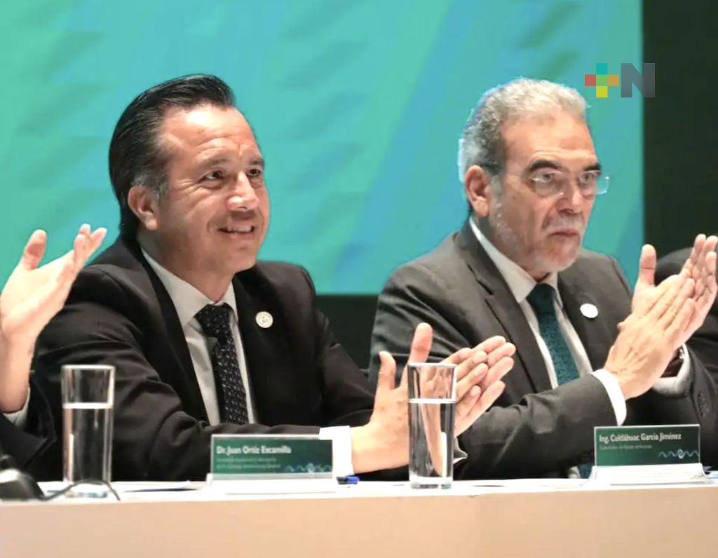 Cuitláhuac García acompaña al Rector de la UV, en su tercer informe de labores